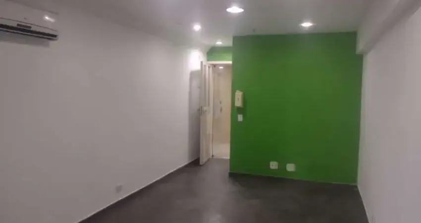 Excelente sala comercial de 38m², localizada na Boulevard 28 de Setembro, contendo um lavabo.