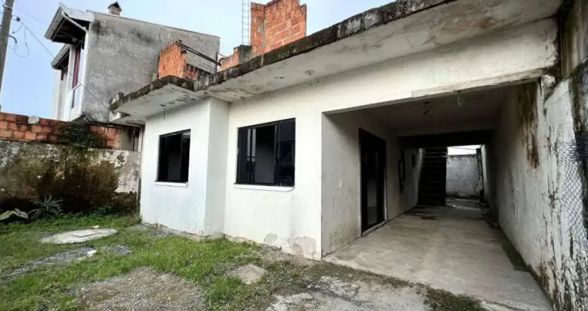 Terreno com casa em construção no Bairro Espinheiros em Itajaí