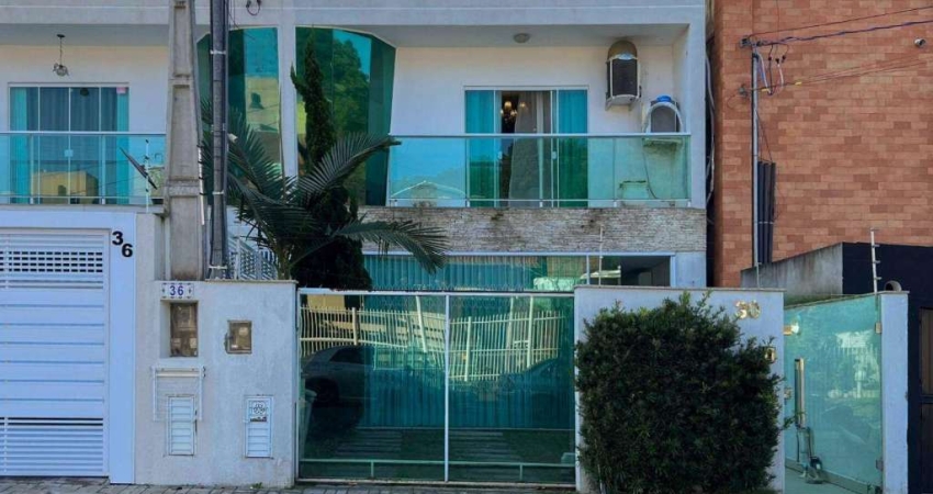 Sobrado semimobiliado com 3  suítes  em Balneário Camboriú