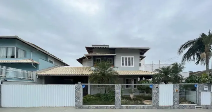 Casa com piscina e 3 dormitórios + 2 suítes no bairro praia dos amores balneário camboriú