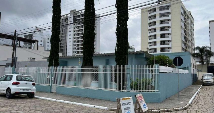 Casa averbada com 1 suíte e 3 dormitórios no bairro São João em Itajaí