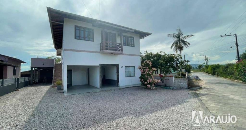 Casa com 1 suíte e 2 dormitórios no Centro de Ilhota
