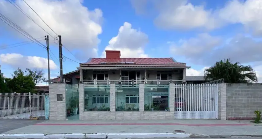 Casa com 5 dormitórios e 2 kitnets no bairro Cordeiros em Itajaí