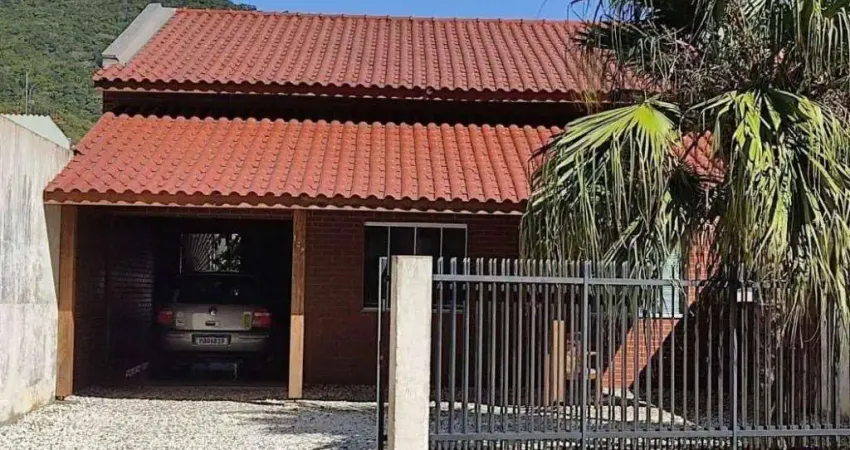 Casa em localização privilegiada com 1 suíte e 1 dormitório no bairro Fazenda em Itajaí