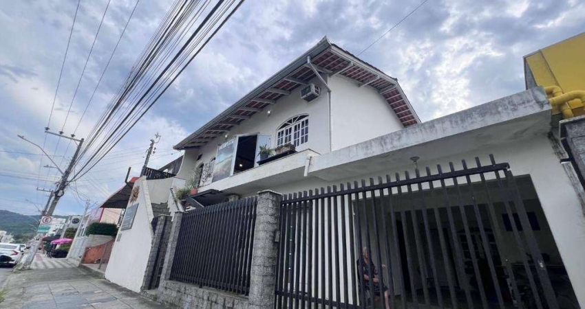 Casa com 1 suíte e 3 dormitórios + sala comercial no bairro São Judas em Itajaí