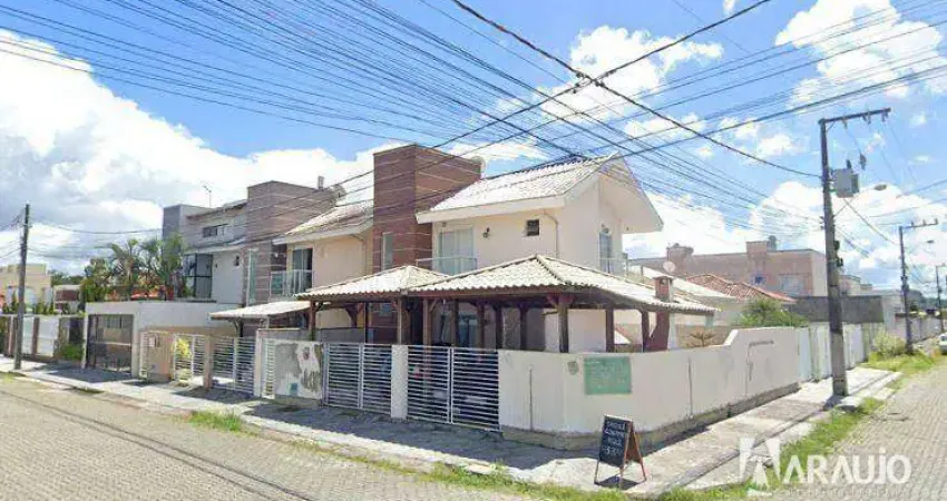 Sobrado com 1 suíte e 1 dormitório no bairro Areias em Tijucas