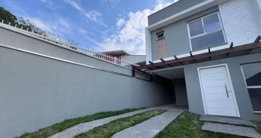 Sobrado com 1 suíte e 2 dormitórios no bairro espinheiros em itajaí