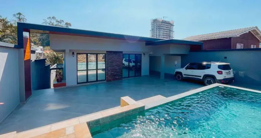 Casa com piscina e 4 suítes no bairro Fazendinha em Itajaí