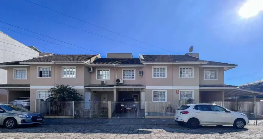 Sobrado semi mobiliado com 1 suíte e 2 dormitórios no bairro ressacada em itajaí