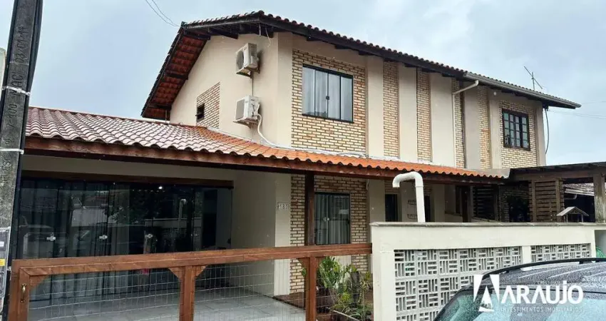 Sobrado com 2 suítes + 1 dormitórios à venda, no bairro zimbros em bombinhas