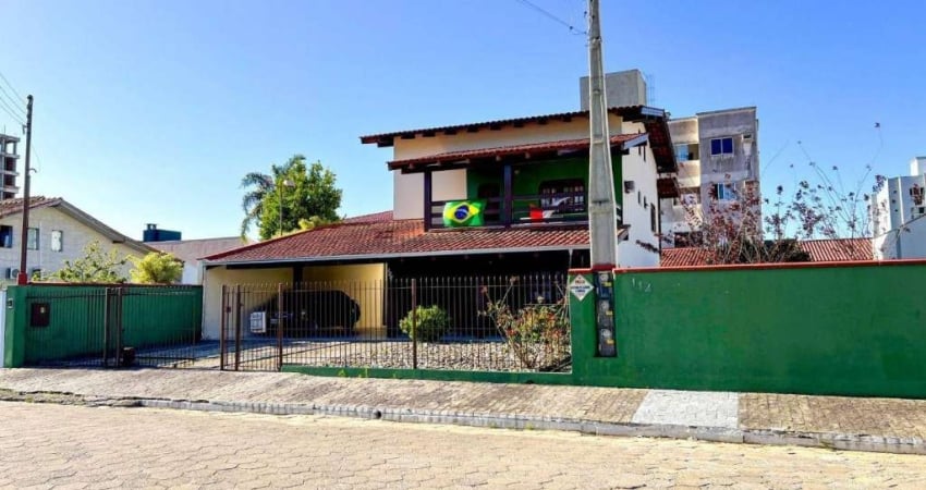 Casa com 3 dormitórios e kitinets no Ressacada em Itajaí