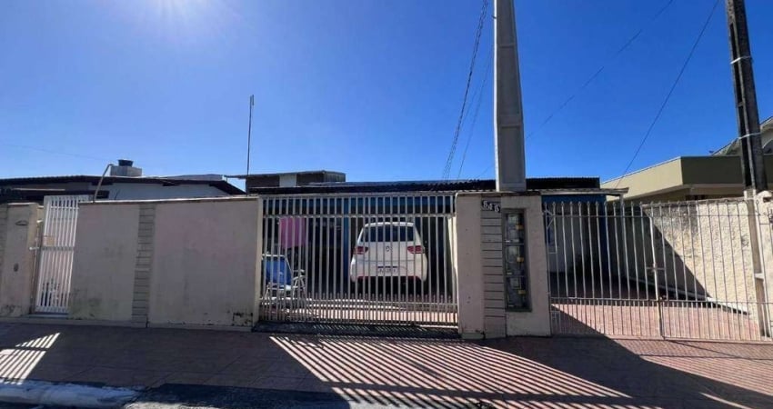 Casa com 3 dormitórios no bairro Cidade Nova em Itajaí