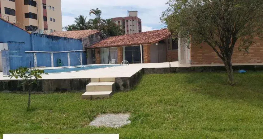 Casa com amplo terreno, de esquina, com piscina - Martim de sá