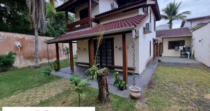 Sobrado médio padrão, com amplo terreno, perto do mar;