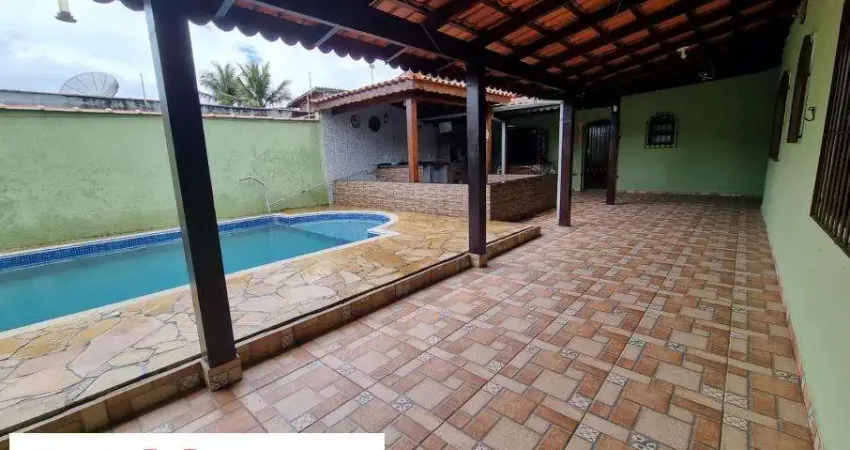 Casa com piscina, ampla varanda, churrasqueira e fogão a lenha