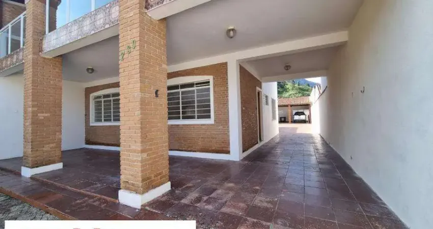 Sobrado em região Central amplo, com terreno de 395 ms e 5 dorm