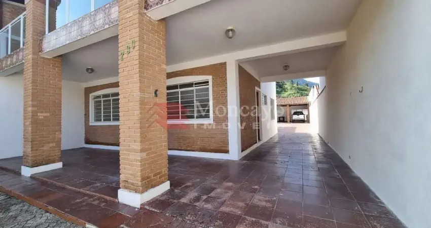 Sobrado em região central amplo, com terreno de 395 ms e 5 dorm