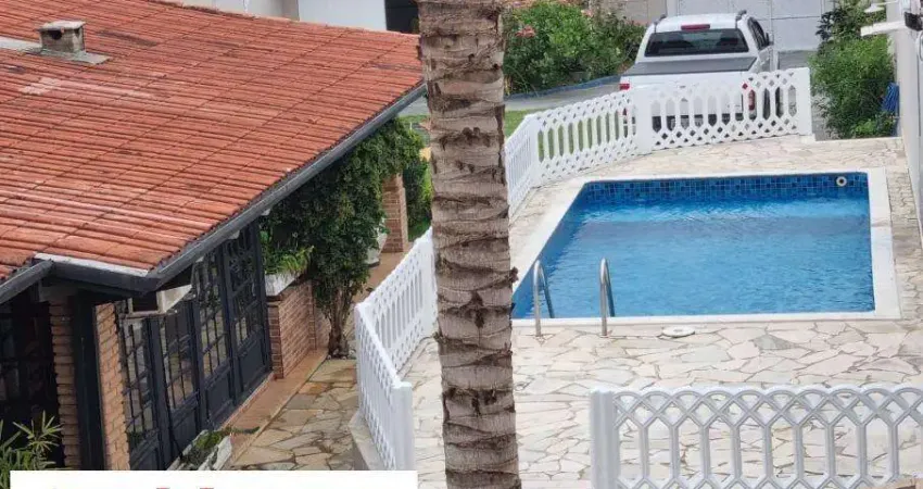 Sobrado com 6 quartos e piscina para venda na praia das palmeiras, caraguatatuba/sp.