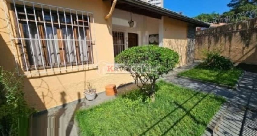 CASA TÉRREA COM BELO QUINTAL  E EDÍCULA EM EXCELENTE LOCALIZAÇÃO .