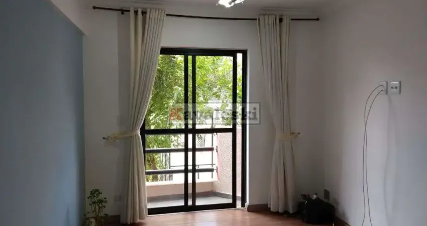 Apartamento reformado com sacada no Jardim Celeste. Oportunidade !!!!!
