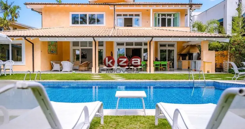 Luxuosa casa à venda no Condomínio Costa Verde, na Praia de Tabatinga, Caraguatatuba-SP, 5 suítes, 2 salas, , 344m². Venha conferir!