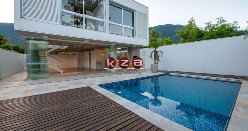 Imóvel de luxo à venda em São Sebastião-SP: Casa na Praia de Guaecá com 4 suítes, 3 salas, amplo gourmet e piscina, ao lado do mar.