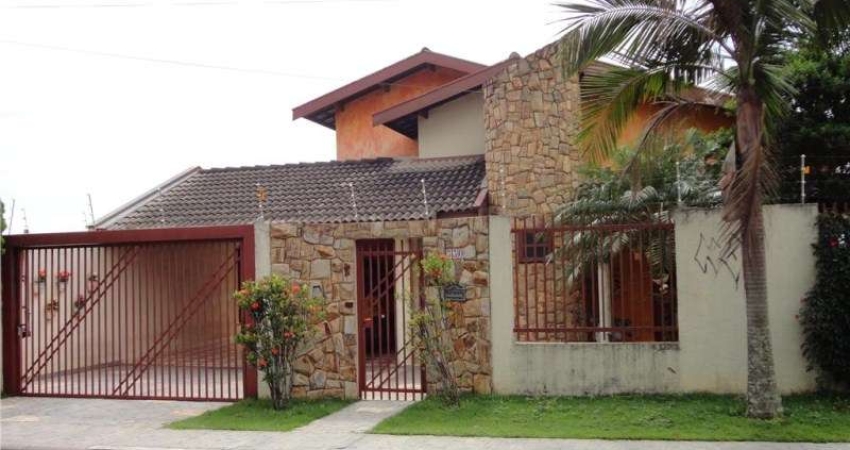Imperdível oportunidade: Casa à venda em Valinhos-SP, Jardim Europa, 3 quartos, 1 suíte, 2 salas, 4 banheiros, 2 vagas, 330m².