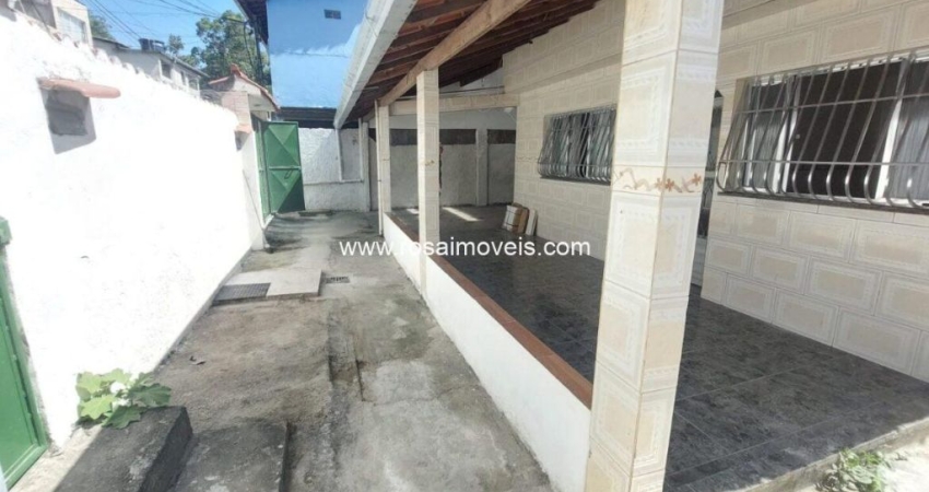 Casa 03 Quartos com 200m² para locação Colubandê São Gonçalo/RJ