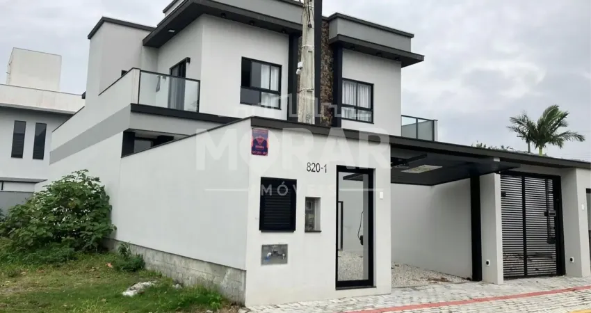 Sobrado geminado à venda, apenas 40 mts da praia de zimbros, 03 dorm sendo 01 suíte, com piscina aquecida. valor r$1.200.00,00. aceita propostas! venha conferir!