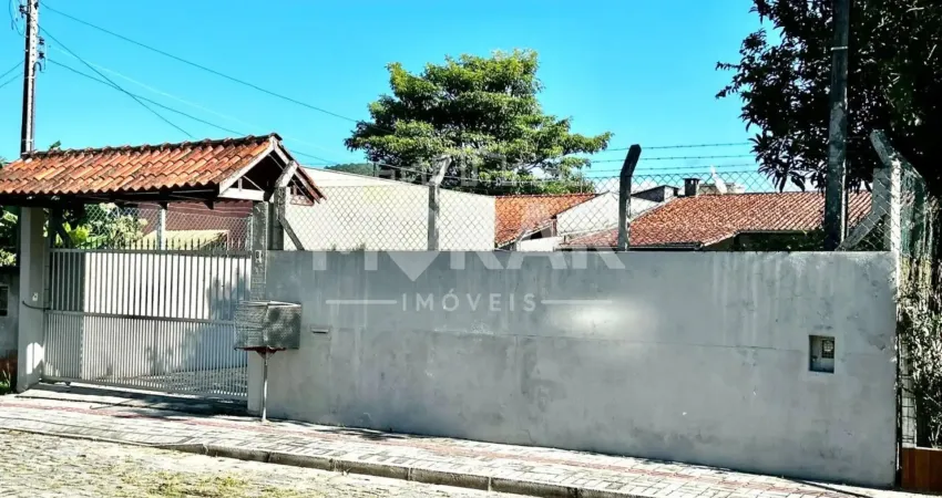 Casa à venda, 01 dormitório em bombas - bombinhas. òtima localização, terreno plano, mudara, mobiliada. valor r$670.000,00, à vista ou financimento bancário.