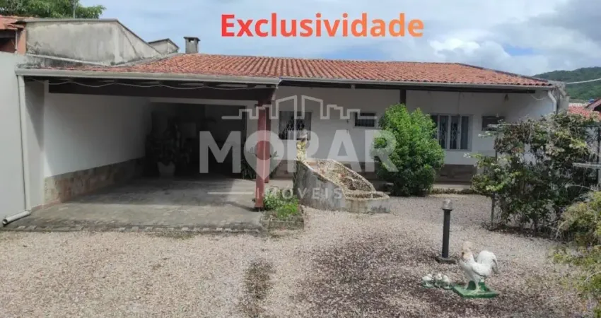 Casa à venda, 01 dormitório em bombas - bombinhas. òtima localização, terreno plano, mudara, mobiliada. valor r$670.000,00, à vista ou financimento bancário.