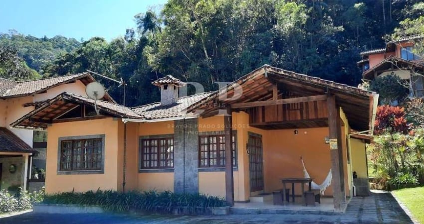 Casa para Venda em Teresópolis, Varginha, 3 dormitórios, 3 suítes, 1 banheiro, 1 vaga
