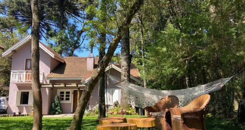 Casa com 2 suítes, lareira, deck, vaga de garagem - 140m² no bairro Laje de Pedra, Canela/RS