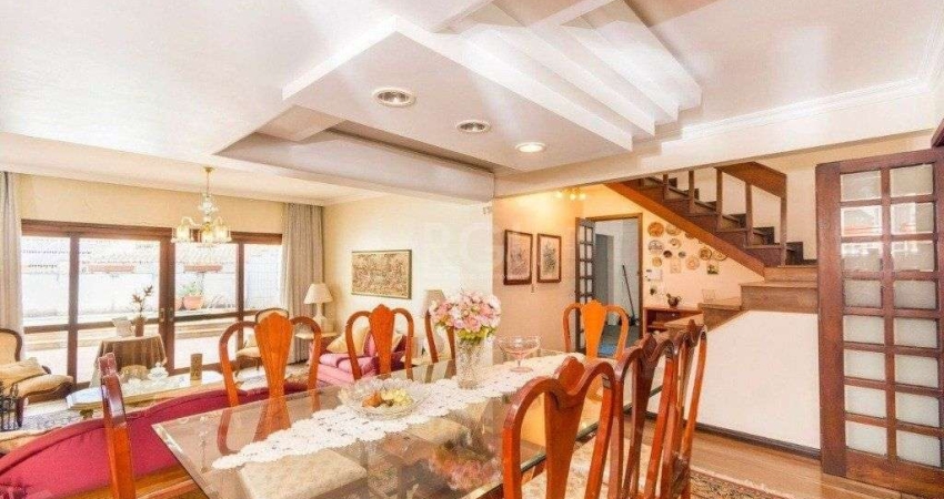 Casa de 333m² com 4 dormitórios, pátio com piscina, espaço gourmet com churrasqueira e 4 vaga de garagem no bairro Passo da Areia