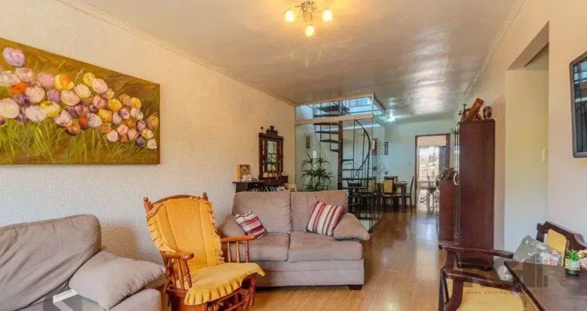 Casa 253m², 3 suítes, pátio, churrasqueira e vaga de garagem para 4 carros no bairro nonoai