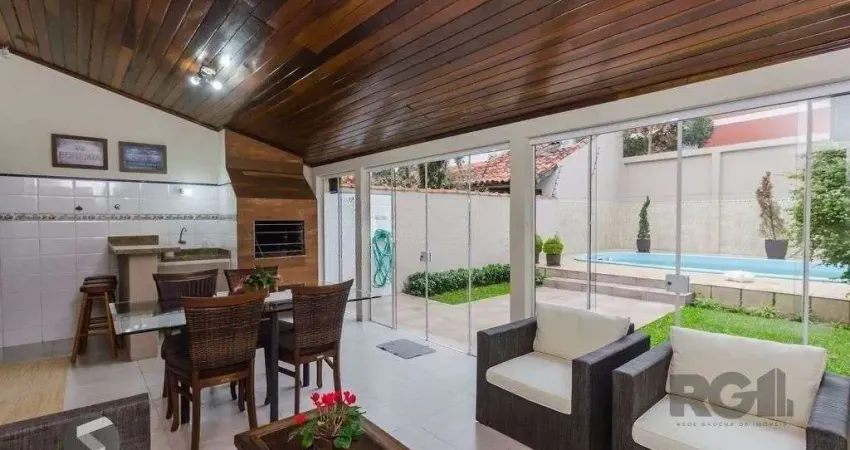 Excelente casa de 379m² com 3 dormitórios, piscina e 4 vagas.