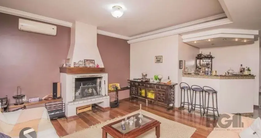 Casa de 329m² - 4 dormitórios, 1 suíte, 6 vagas no bairro vila jardim