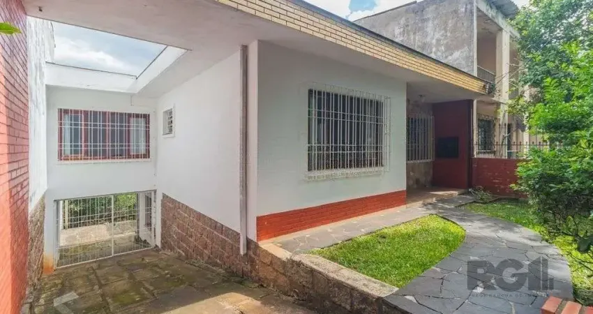 Casa com 3 quartos à venda na Rua Cidade de Uberlândia, 142, Jardim Europa, Porto Alegre