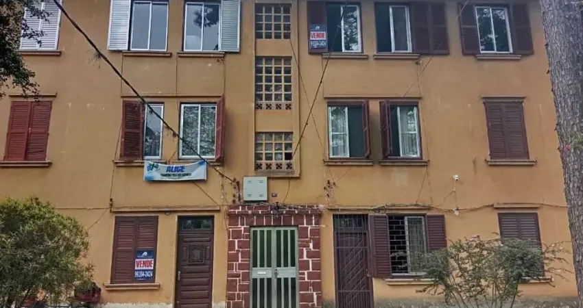 Vende no iapi, último andar, dois lances de escada, reformado