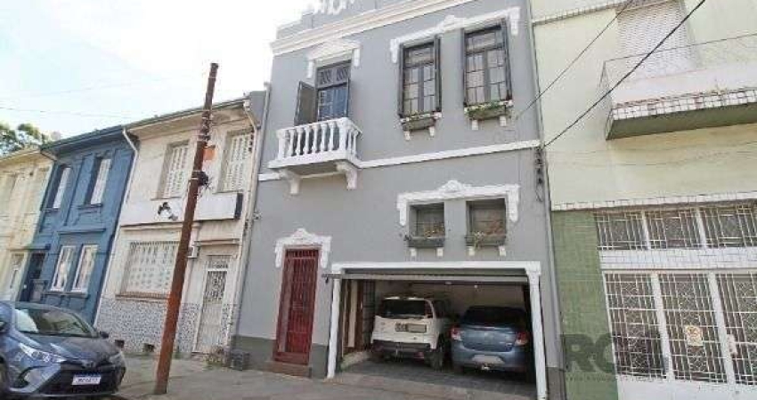 Casa em Porto Alegre, no bairro Floresta, com 3 dormitório(s), e 3 banheiros, à venda.