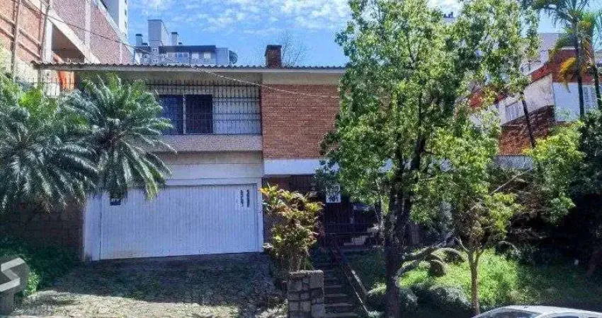 Casa ampla, terreno excelente tamanho, localização privilegiada em porto alegre