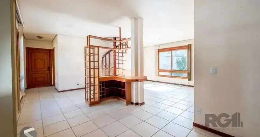 Cobertura desocupada, espaçosa e bem iluminada nos bairros bom fim/rio branco, com 3 dormitórios, sendo 2 suítes, e 2 vagas cobertas que acomodam até 4 veículos.