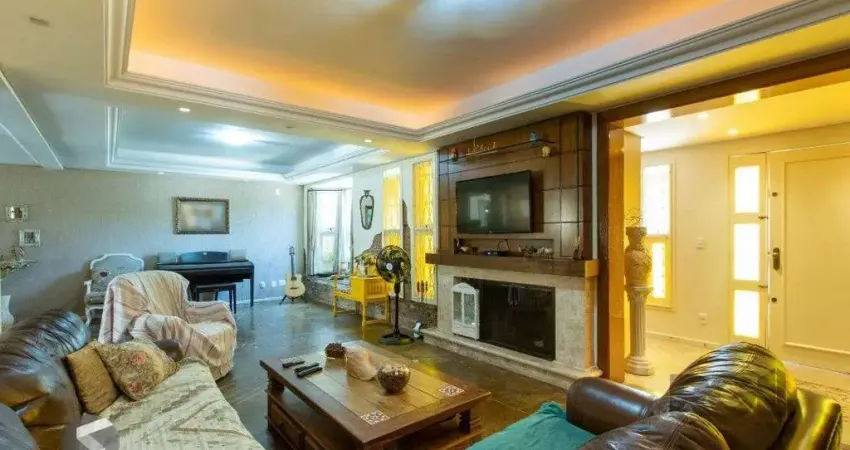 Casa com 452m² de área construída, 02 suítes, banheira de hidro, closet, 02 banheiros sociais, 03 living com 02 ambientes, 02 lareiras