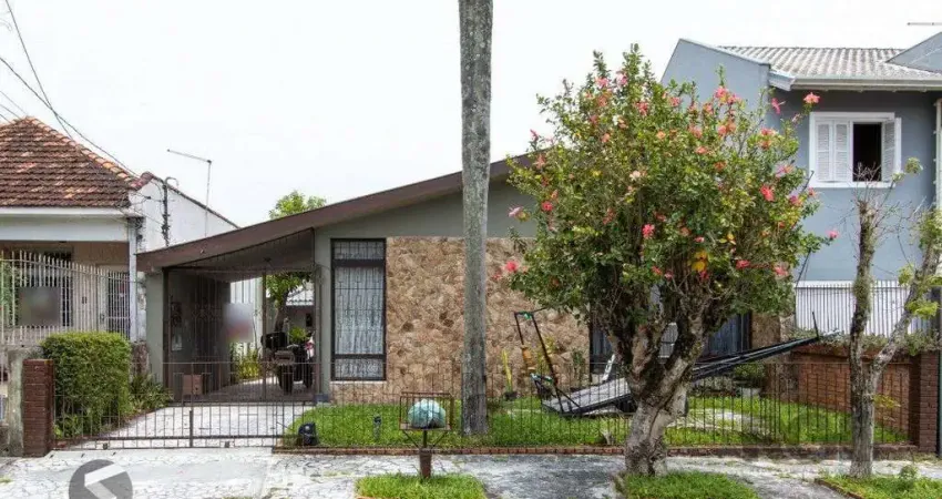 Casa térrea, 3 quartos, 2 banheiros, com pátio no bairro cavalhada