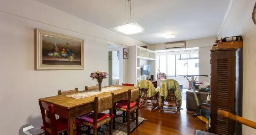 Apartamento com 73m², 2 dormitórios, área de serviço separada, living 2 ambientes , vaga de garagem escriturada e coberta.