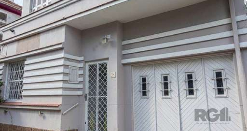 Casa Espaçosa de 3 Dormitórios à Venda no Bairro Moinhos De Vento!