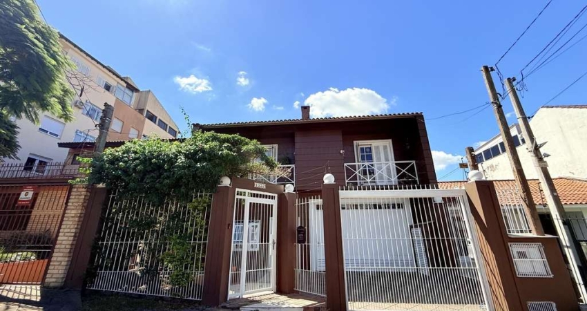 Casa 4 dormitórios sendo 1 suíte bairro Chácara das Pedras em Porto Alegre