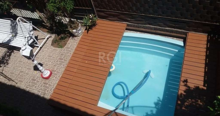 Casa para Venda - 250m², 3 dormitórios, 1 vaga - Camaquã, Porto Alegre