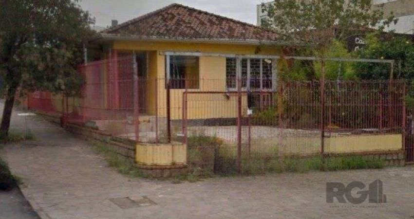Terreno de esquina com área de 363m² localizado no bairro Vila Ipiranga em porto Alegre/RS.