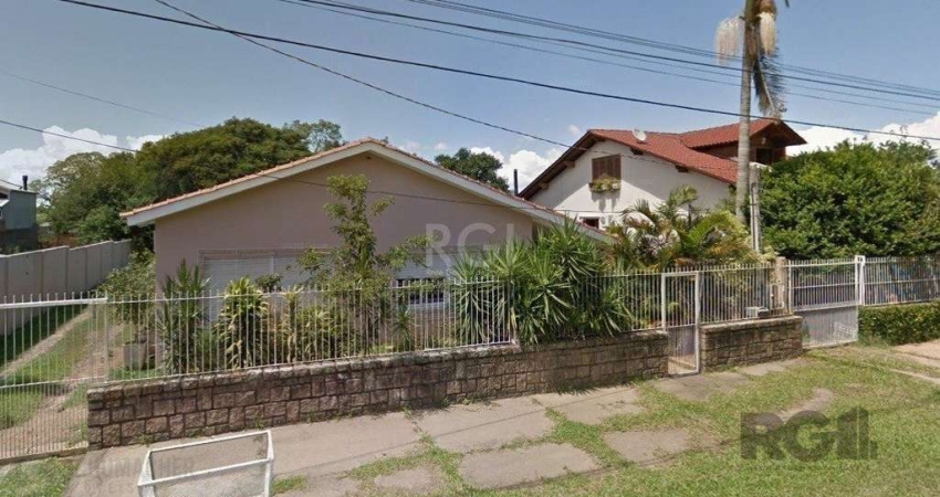Excelente casa em Belém Novo na rua Eustáquio Inácio da Silveira próximo ao Colégio Glicério Alves. Casa grande com 3 quartos, escritório